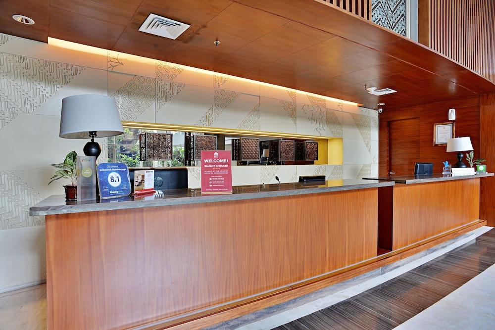 จัมบูลูวุก มาลิโอโบโร โฮเต็ล ยกยาการ์ต้า Hotel ยอกยาการ์ตา ภายนอก รูปภาพ The reception desk at the hotel