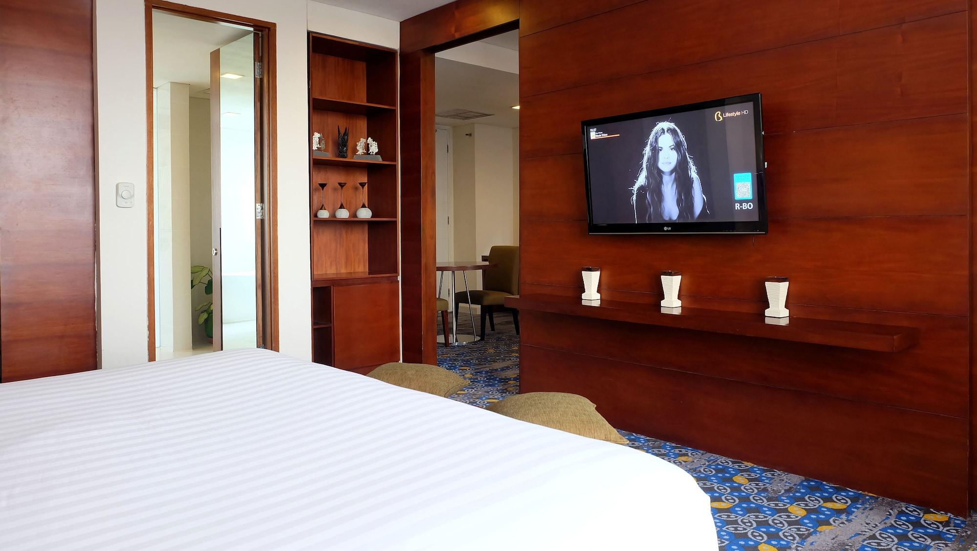 จัมบูลูวุก มาลิโอโบโร โฮเต็ล ยกยาการ์ต้า Hotel ยอกยาการ์ตา ภายนอก รูปภาพ A television in a hotel room
