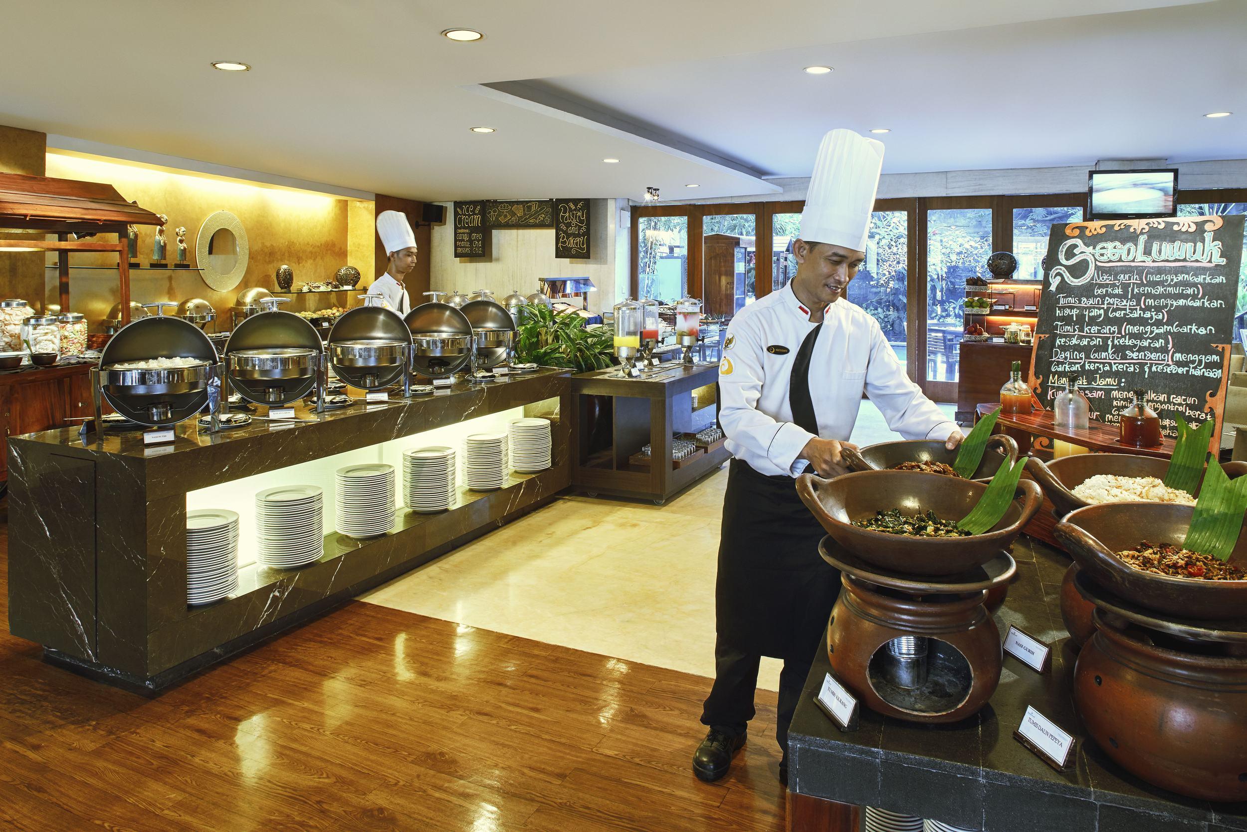 จัมบูลูวุก มาลิโอโบโร โฮเต็ล ยกยาการ์ต้า Hotel ยอกยาการ์ตา ภายนอก รูปภาพ A buffet at a hotel