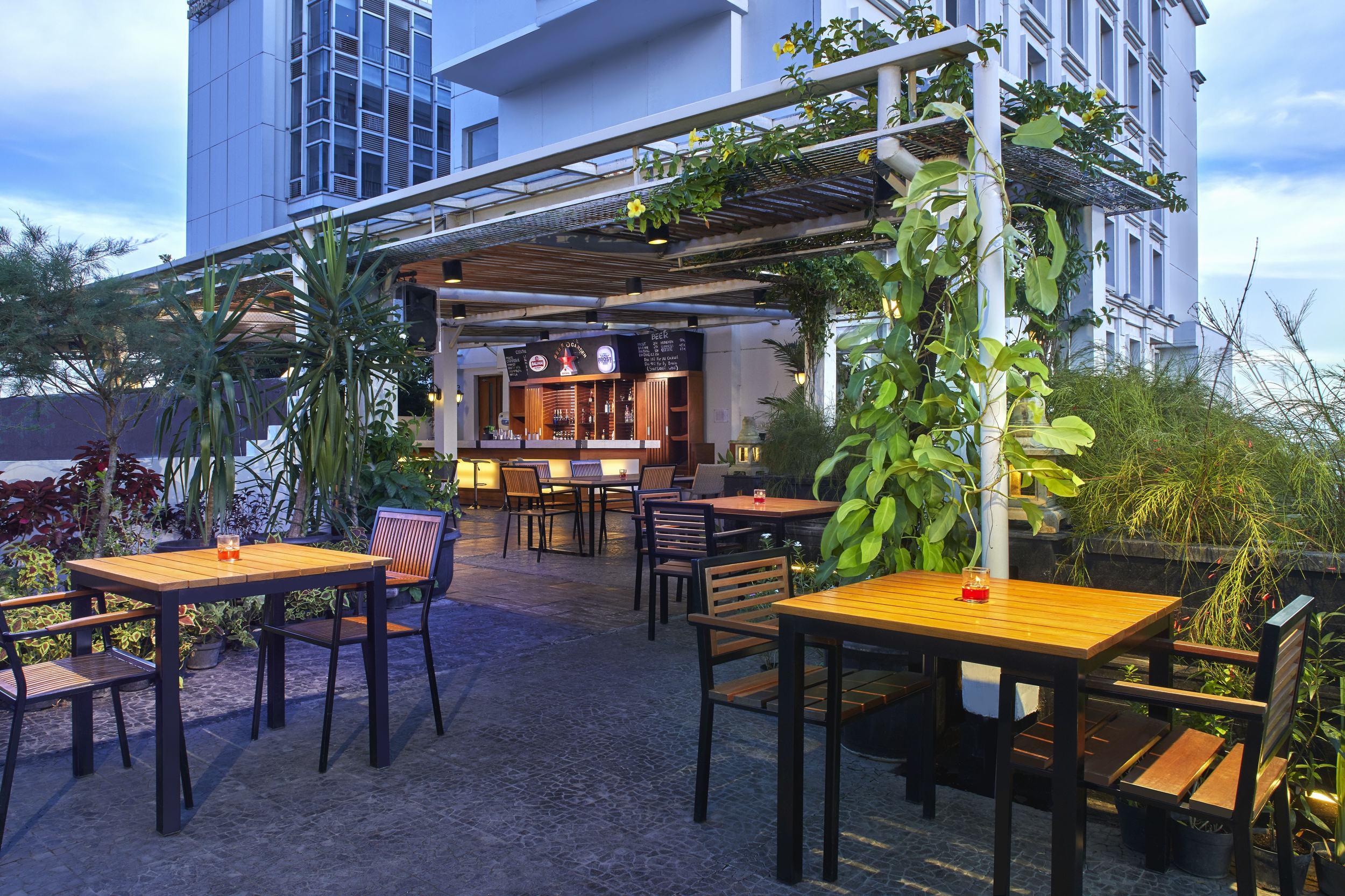 จัมบูลูวุก มาลิโอโบโร โฮเต็ล ยกยาการ์ต้า Hotel ยอกยาการ์ตา ภายนอก รูปภาพ The bar at the rooftop of the hotel