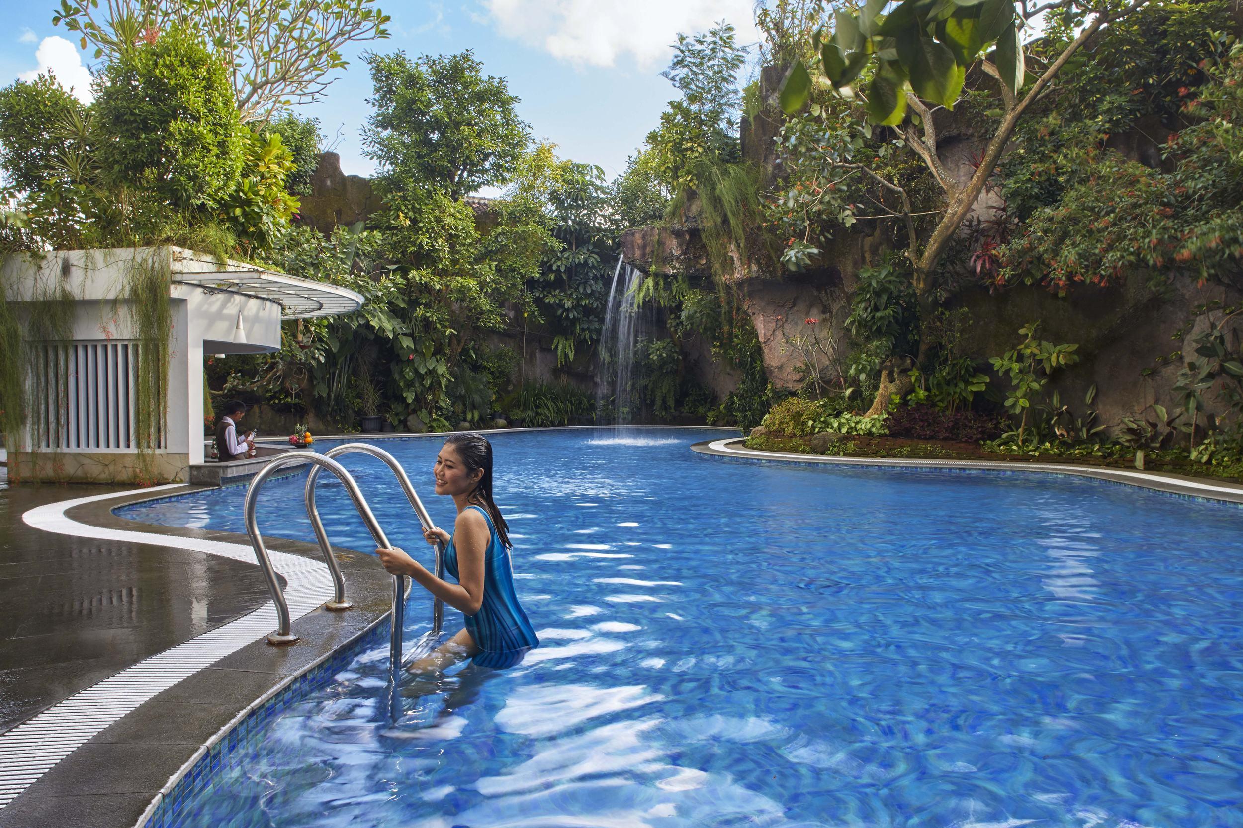 จัมบูลูวุก มาลิโอโบโร โฮเต็ล ยกยาการ์ต้า Hotel ยอกยาการ์ตา ภายนอก รูปภาพ The swimming pool at the resort