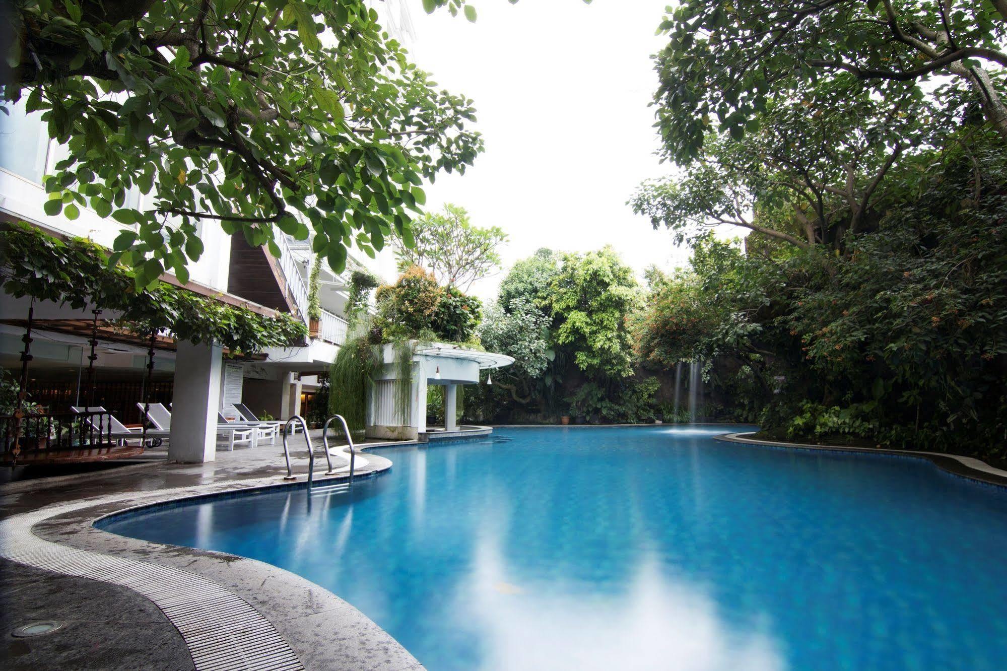 จัมบูลูวุก มาลิโอโบโร โฮเต็ล ยกยาการ์ต้า Hotel ยอกยาการ์ตา ภายนอก รูปภาพ The swimming pool at the hotel